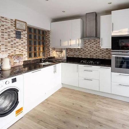 Hogwarts Hideaway Themed Property Watford  Eksteriør billede