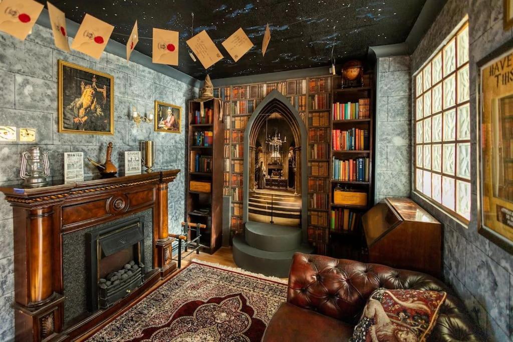 Hogwarts Hideaway Themed Property Watford  Eksteriør billede