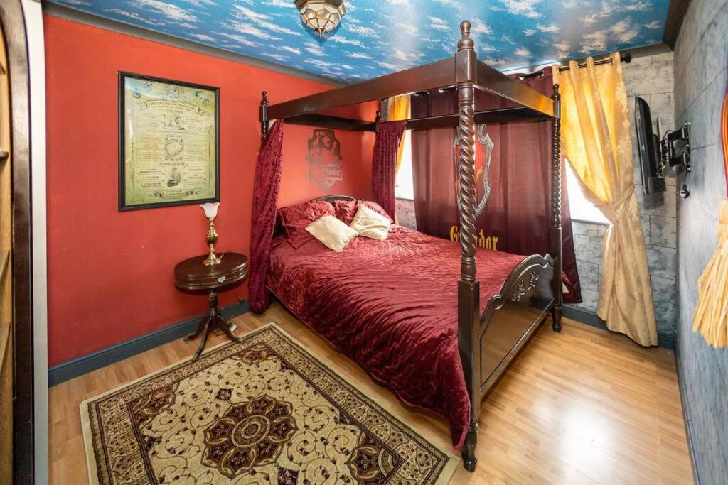 Hogwarts Hideaway Themed Property Watford  Eksteriør billede