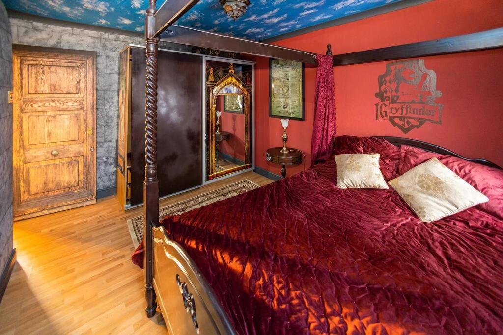 Hogwarts Hideaway Themed Property Watford  Eksteriør billede