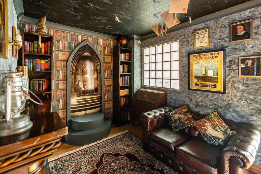 Hogwarts Hideaway Themed Property Watford  Eksteriør billede