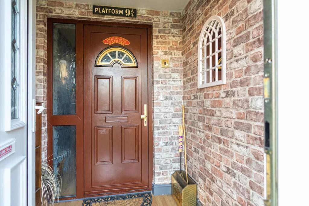 Hogwarts Hideaway Themed Property Watford  Eksteriør billede
