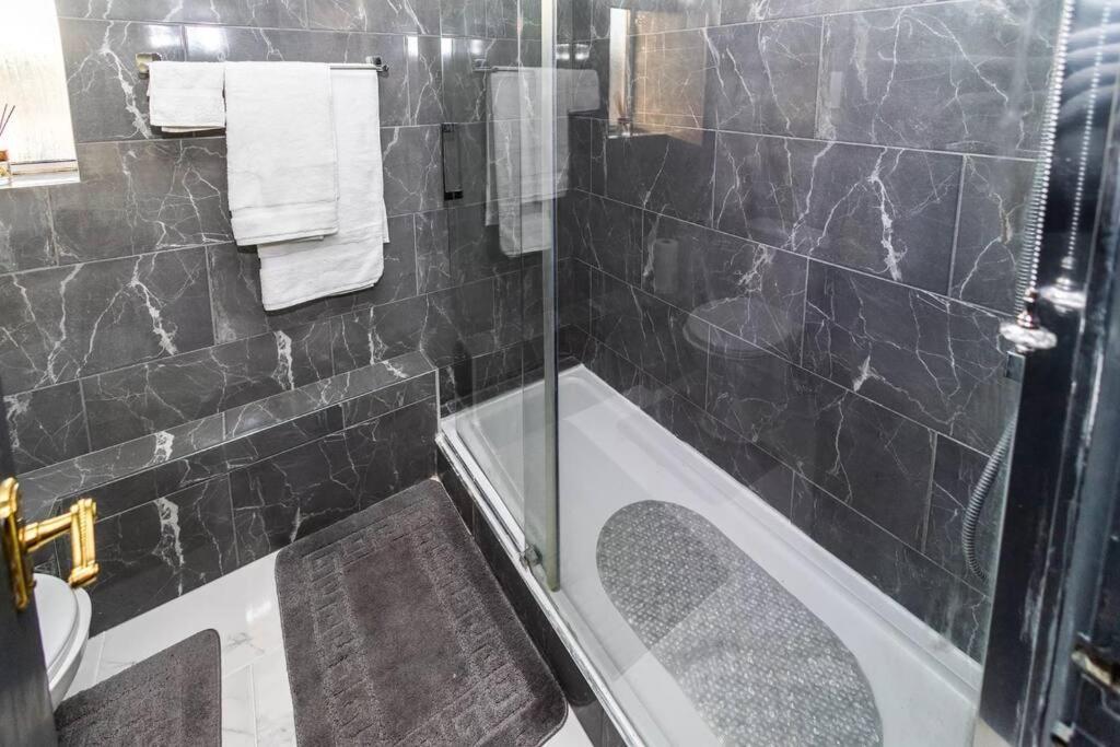 Hogwarts Hideaway Themed Property Watford  Eksteriør billede