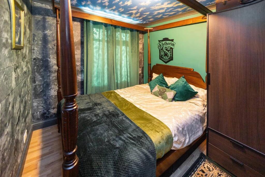 Hogwarts Hideaway Themed Property Watford  Eksteriør billede