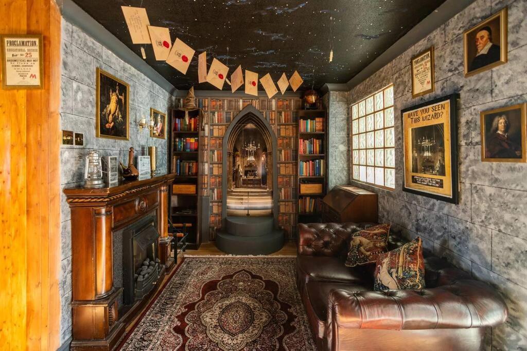 Hogwarts Hideaway Themed Property Watford  Eksteriør billede