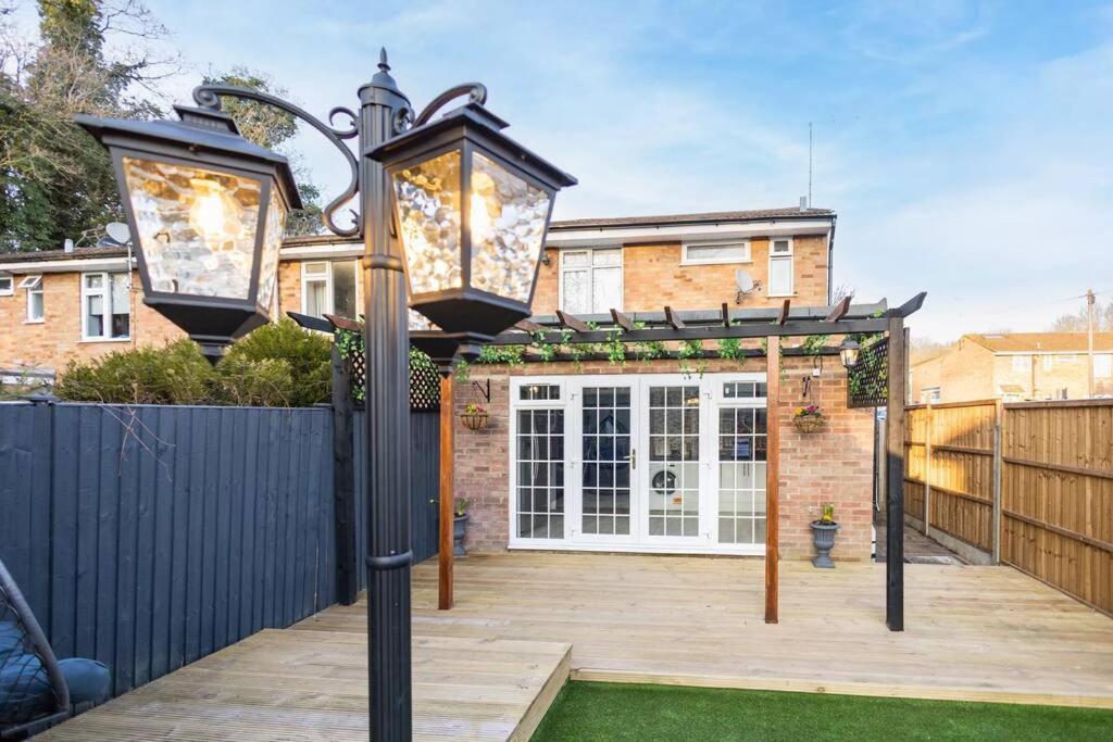 Hogwarts Hideaway Themed Property Watford  Eksteriør billede