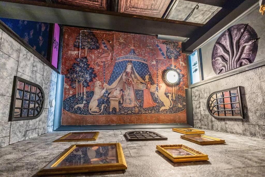 Hogwarts Hideaway Themed Property Watford  Eksteriør billede