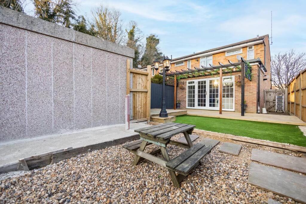 Hogwarts Hideaway Themed Property Watford  Eksteriør billede