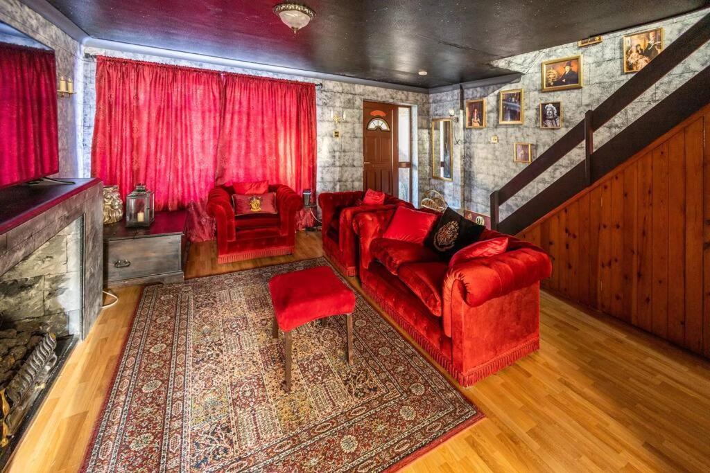 Hogwarts Hideaway Themed Property Watford  Eksteriør billede