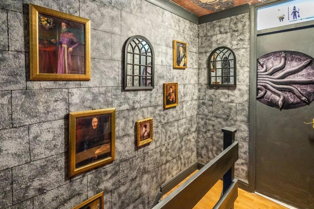 Hogwarts Hideaway Themed Property Watford  Eksteriør billede